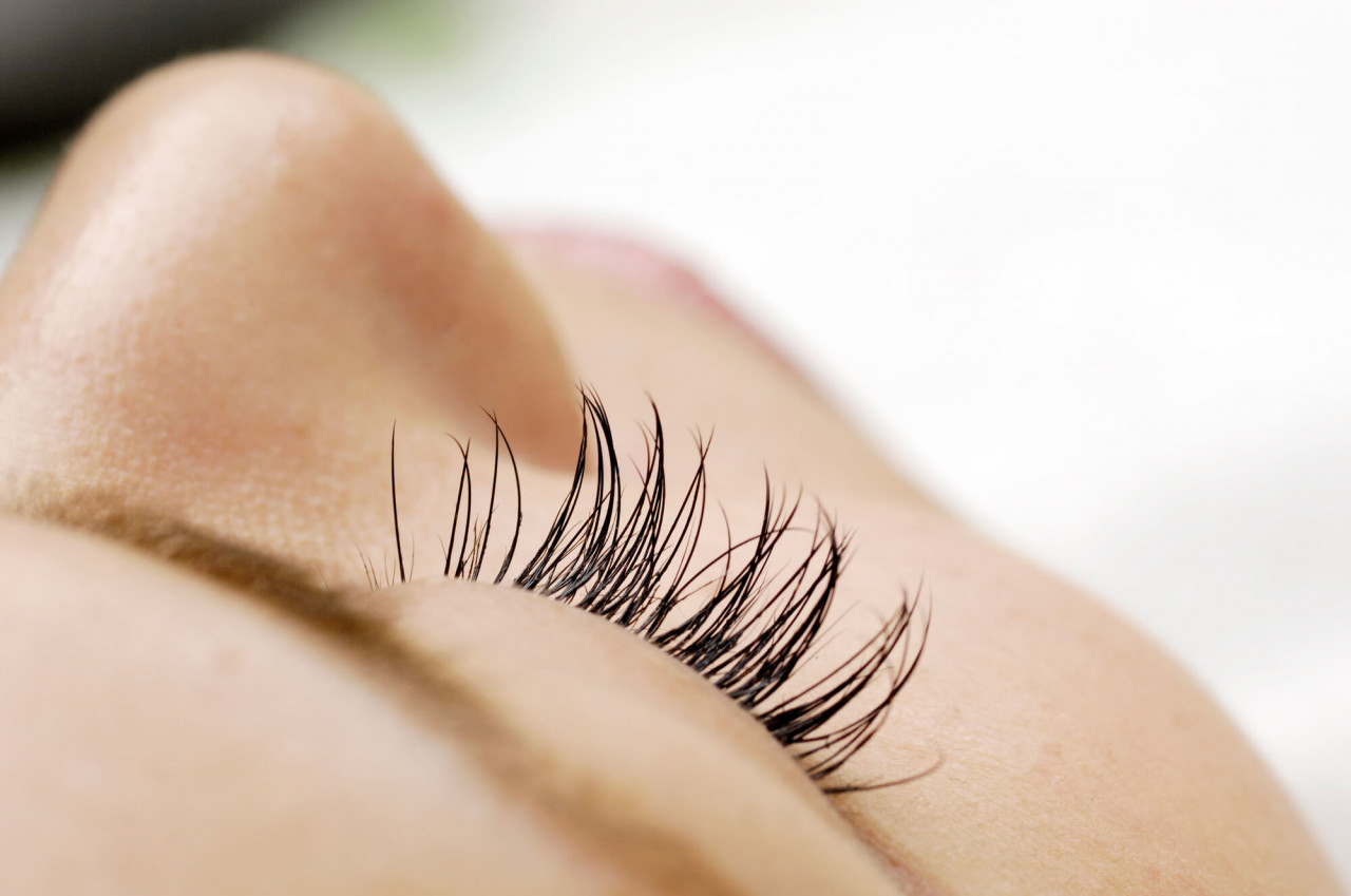 ドレスを着て花の髪飾りを付けた女性の横顔